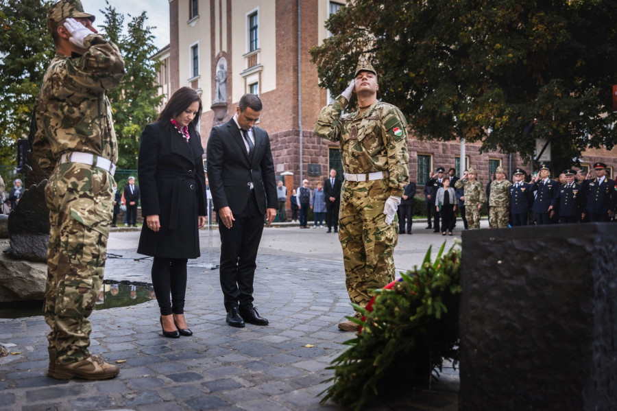 Együtt hajtott fejet a hősök emléke előtt Hegedűs Barbara alpolgármester és Ovádi Péter parlamenti képviselő