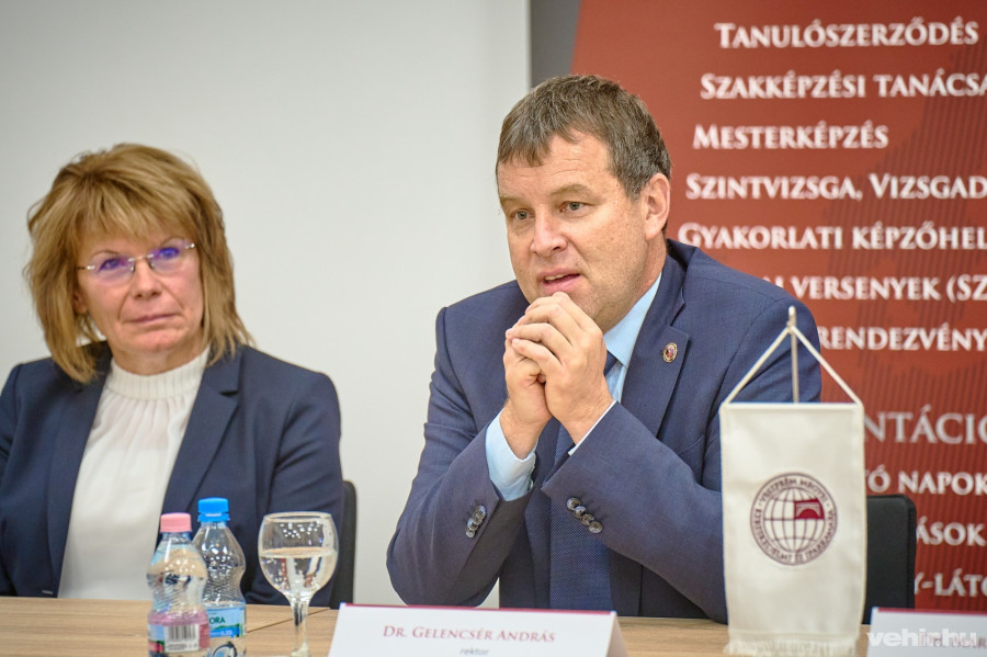 Berta Ildikó a Pápai SZC főigazgatója és dr. Gelencsér András, a Pannon Egyetem rektora