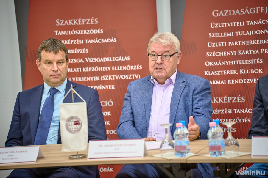 Dr. Markovszky György a rektor társaságában a sajtótájékoztatón