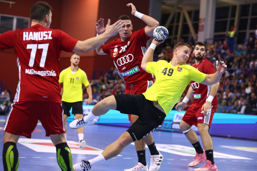 Hanusz Egon (b) és Bodó Richárd (k), valamint a litván Tadas Rasakevicius (j2) a férfi kézilabda Európa-bajnoki selejtezőn, a 6. csoport első fordulójában játszott Magyarország - Litvánia mérkőzésen az Érd Arénában 2022. október 12-én. MTI/Kovács Anikó