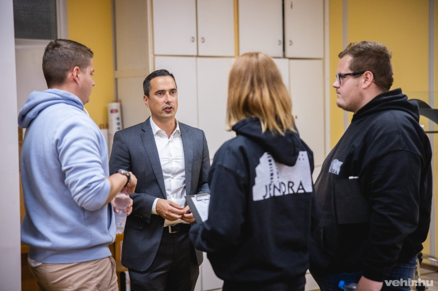 Ovádi Péter, országgyűlési képviselő a jendrassikos diák önkormányzat vezetőivel