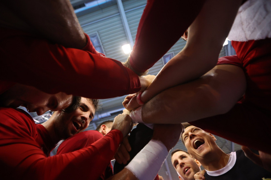 A győztes magyar válogatott tagjai ünnepelnek a férfi kézilabda Európa-bajnoki selejtezőn, a 6. csoport első fordulójában játszott Magyarország - Litvánia mérkőzés után az Érd Arénában 2022. október 12-én. Magyarország 36-23-ra győzött. MTI/Kovács Anikó