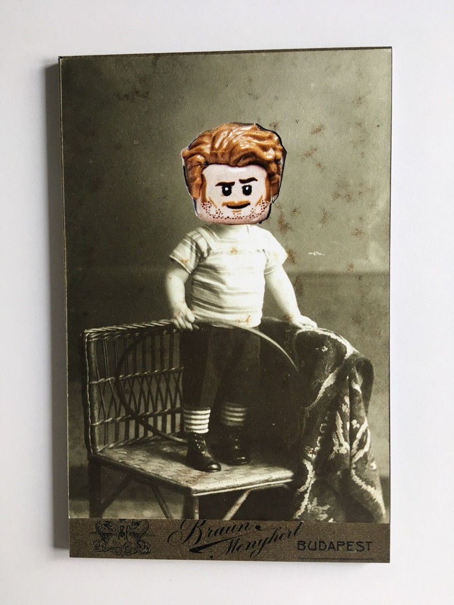 Tihanyi Anna visitkártya kollázsfotója. A lego baba már egy másik, modern, nem fenntartható eredetet mutat. Cserélhető, nem kapcsolódik az ősi élethez, a korábbi valósághoz, hanem inkább a technológiához, műanyaghoz. Kollázsfotói az újrahasznosítás, fenntarthatóság, a múlttal, örökséggel kapcsolatos kérdéseket is feszegeti és többek között olyan helyi helyszíneken végzett gyűjtőmunkát, mint a káptalantóti piac.