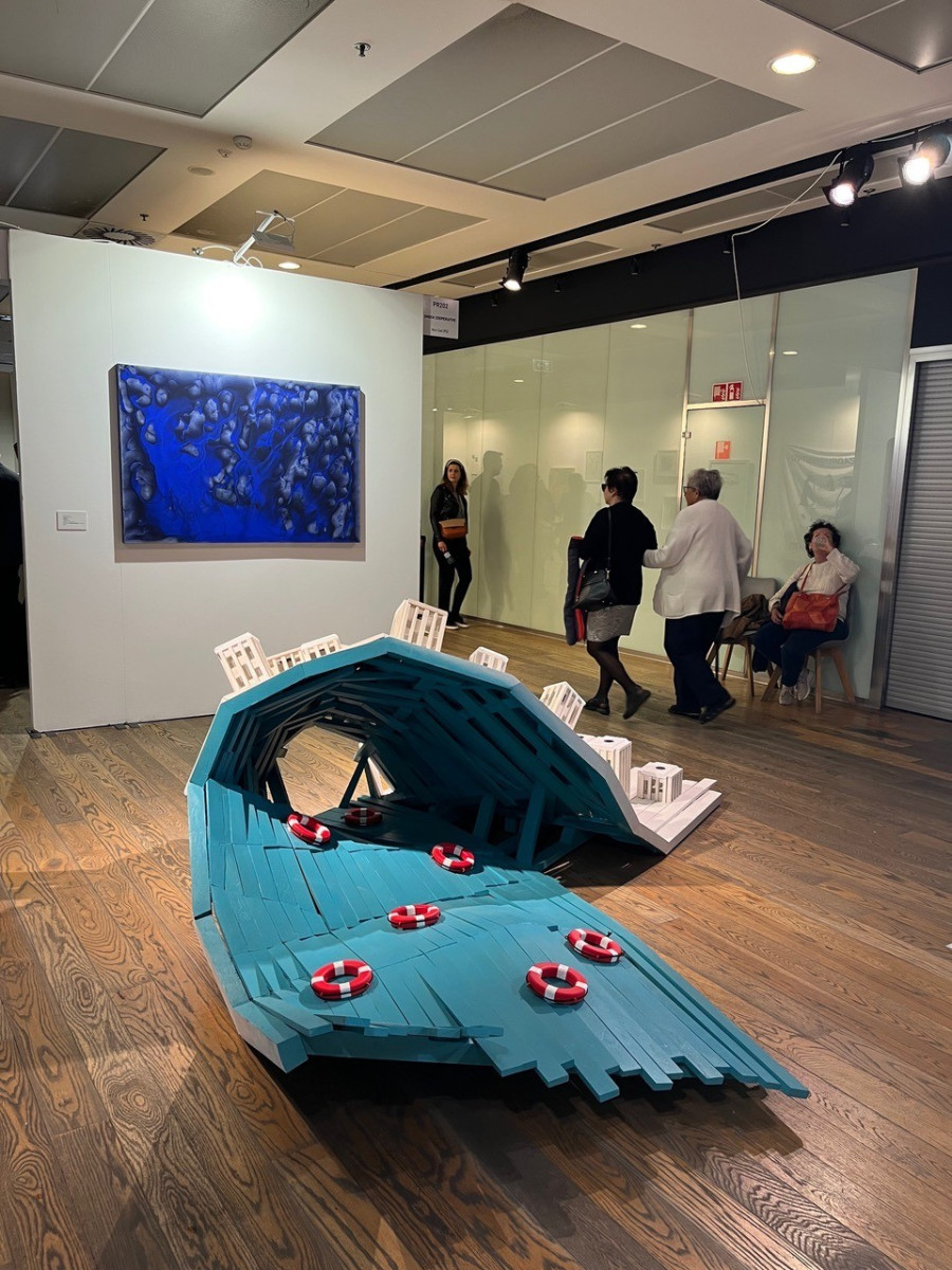 Fiktív hullám installáció az Art Market Budapesten