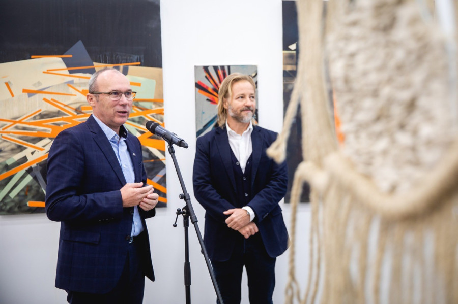 Porga Gyula polgármester megnyitja a Balaton Pláza Pop-up galériát 2021 októberében