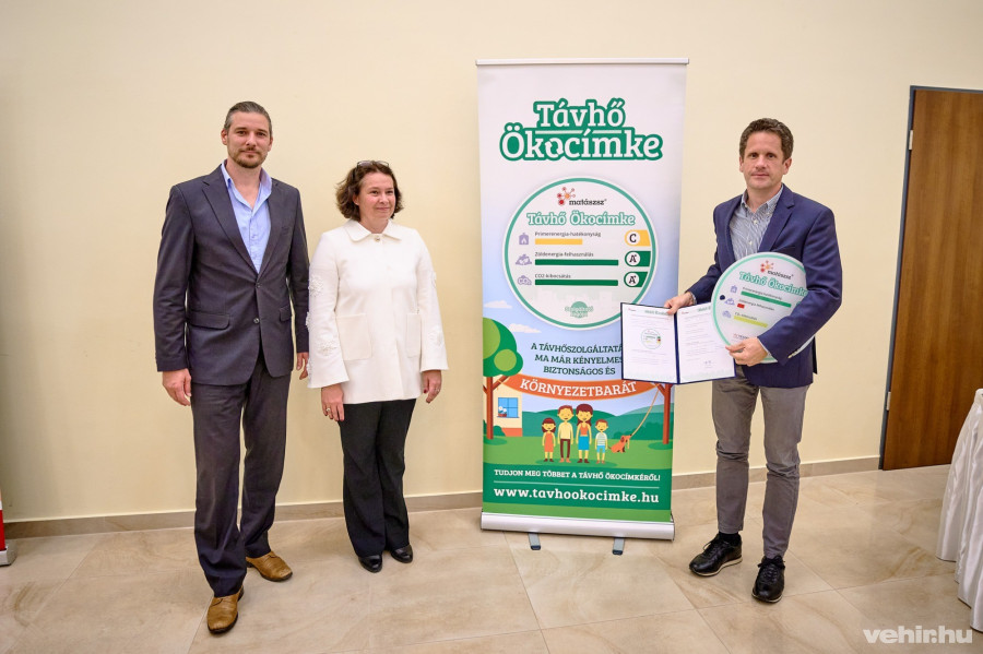 Temesvári Balázs (jobbra) az Ökocímke díjjal