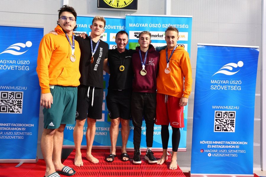 A veszprémi csapat: Kalmár Ákos, Rasovszky Kristóf, Szokolai László (edző), Betlehem Dávid és Pintér Ádám - Fotó: MÚSZ Facebook  