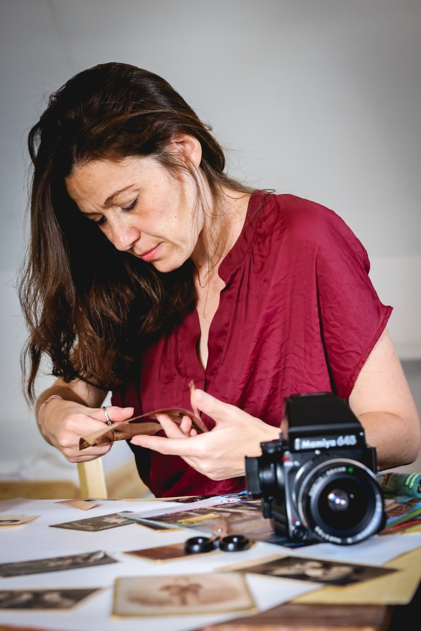 Tihanyi Anna alkotás közben