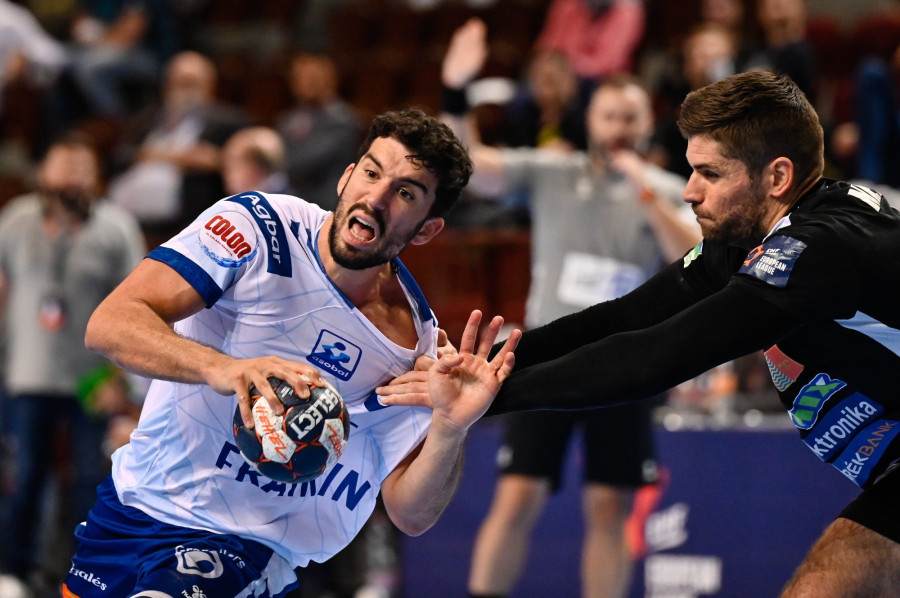 A balatonfüredi Németh Balázs (j) és a spanyol csapatban játszó JPol Valera Rovira (b) a férfi kézilabda Európa-liga 1. csoportkörében játszott Balatonfüredi KSE - Fraikin BM. Granollers mérkőzésen a Veszprém Arénában 2022. október 25-én. MTI/Vasvári Tamás