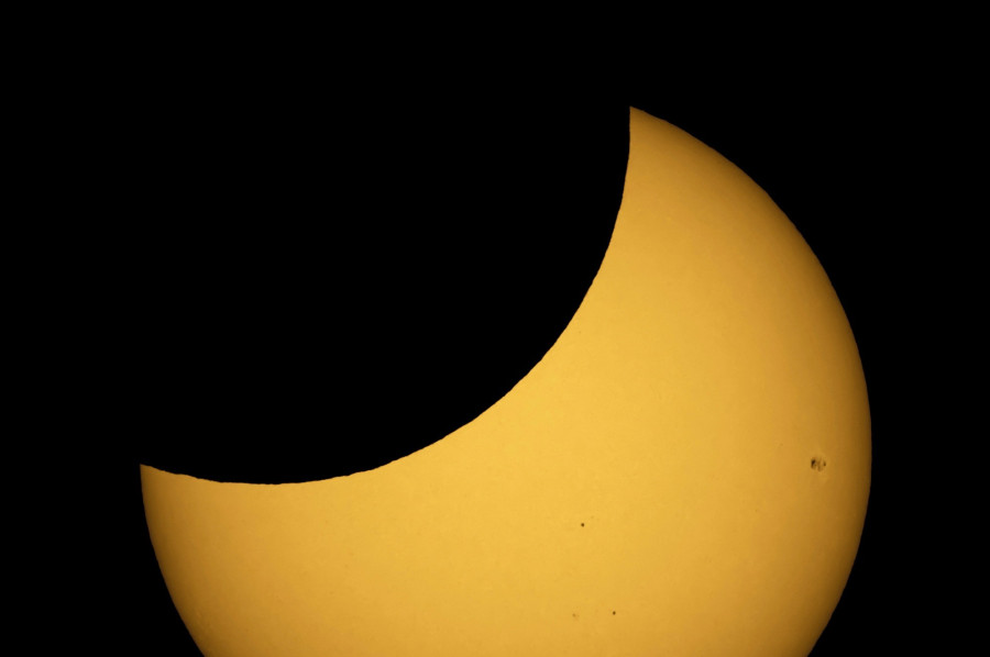 Részleges napfogyatkozás a felvidéki Alsózellő (Malé Zlievce) közeléből fotózva 2022. október 25-én. MTI/Komka Péter