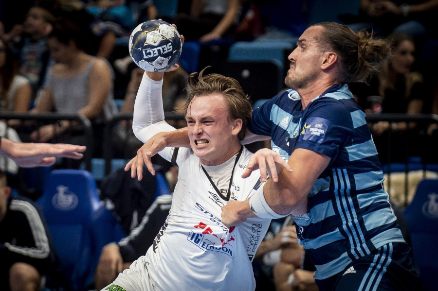 A szegedi Kent Robin Tönnesen (j) és Tobias Schjolberg Grondahl (b), a norvég csapat játékosa a férfi kézilabda Bajnokok Ligája 5. fordulójában játszott Pick Szeged - Elverum HB mérkőzésen a szegedi Pick Arénában 2022. október 26-án. MTI/Ujvári Sándor