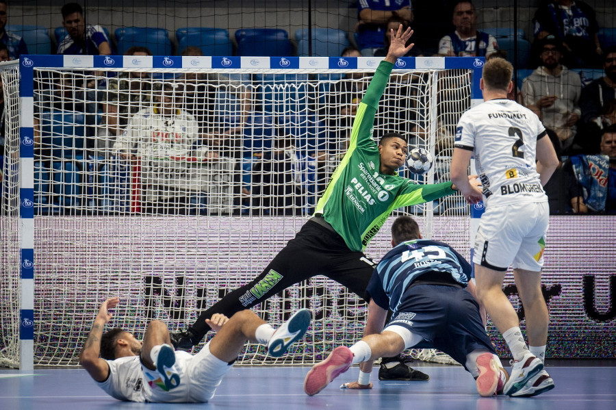 A szegedi Rosta Miklós (j2), valamint Emil Kheri Imsgard (b2) és Daniel Blomgren (j), a norvég csapat játékosai a férfi kézilabda Bajnokok Ligája 5. fordulójában játszott Pick Szeged - Elverum HB mérkőzésen a szegedi Pick Arénában 2022. október 26-án. MTI/Ujvári Sándor