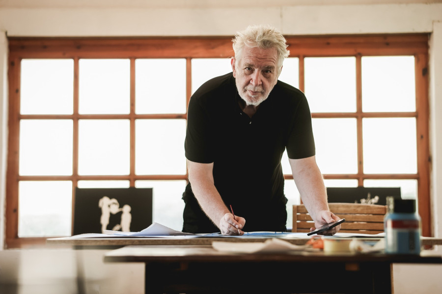 Portré László Kiss Dezsőről, a köveskáli műhelyben.