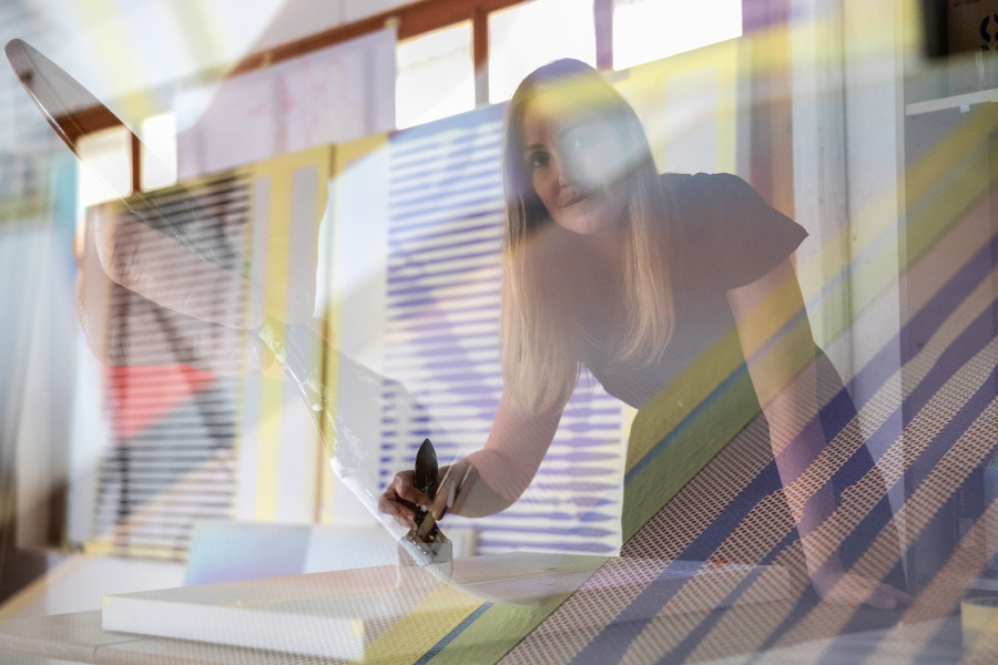 Kusovszky Bea alkotás közben.