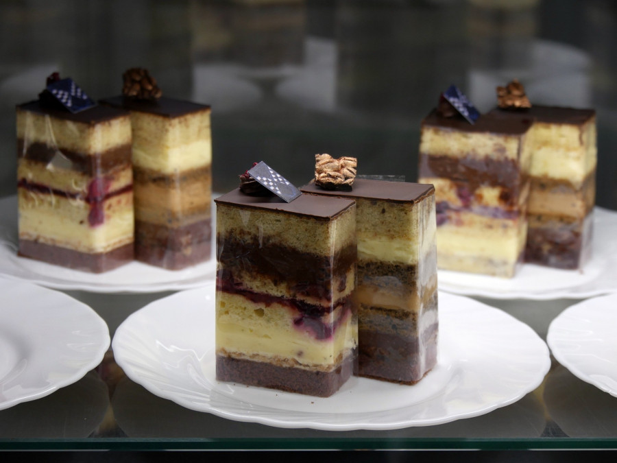 A képen a bal oldali csoki-meggy sütemény nyerte végül a voksot a Haszkovó szelet címért