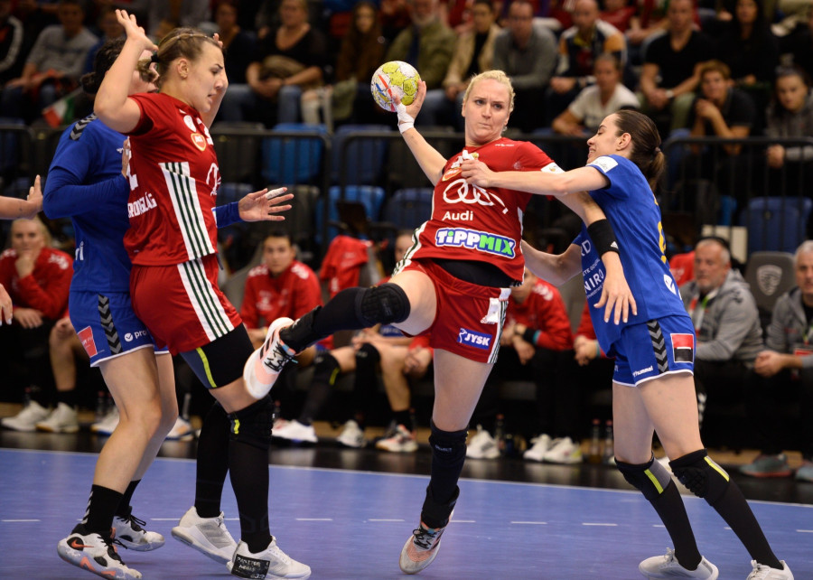 Pásztor Noémi (b2) és Debreczeni-Klivinyi Kinga (k), valamint a román Sorina Grozav (j) a Magyarország - Románia női kézilabda felkészülési mérkőzésen a Tatabányai Multifunkcionális Sportcsarnokban 2022. október 29-én. MTI/Bodnár Boglárka