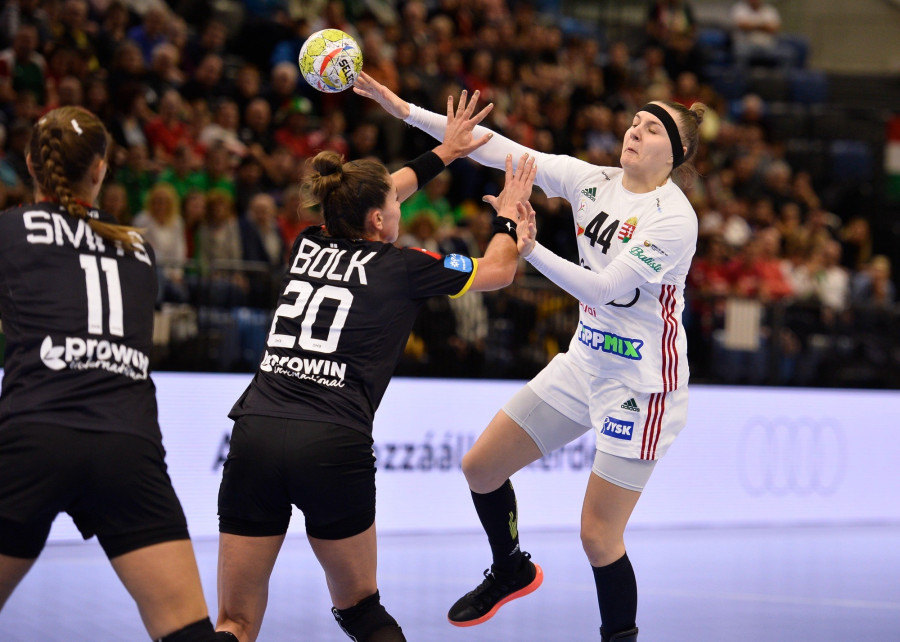 Kácsor Gréta (j), valamint a német Emily Bölk (k) és Xenia Smits (b) a Magyarország - Németország női kézilabda felkészülési mérkőzésen a tatabányai sportcsarnokban 2022. október 31-én. MTI/Bodnár Boglárka