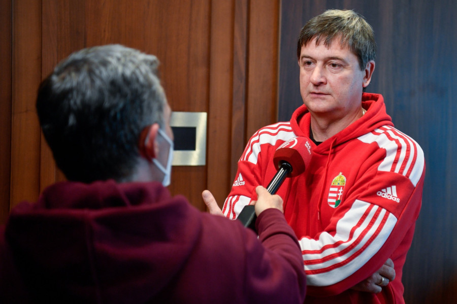 Golovin Vlagyimir, a magyar válogatott szövetségi kapitánya interjút ad az M4 Sport stábjának  - MTI/Czeglédi Zsolt
