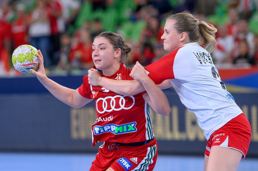 Vámos Petra (b) és a svájci Chantal Wick a női kézilabda Európa-bajnokság Magyarország - Svájc mérkőzésén a ljubljanai Stozice Arénában 2022. november 4-én. MTI/Czeglédi Zsolt
