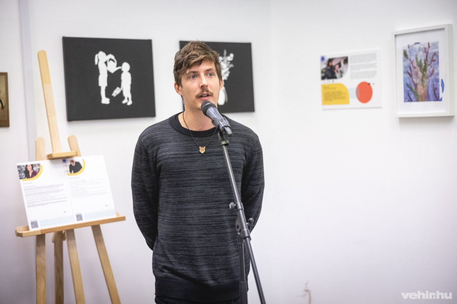 Az eseményen Selyebi Dániel grafikus, a Balatones rezidenciaprogram egyik alkotója is mesélt a művésztelepen szerzett élményeiről és a rezidencián készült alkotásainak hátteréről.