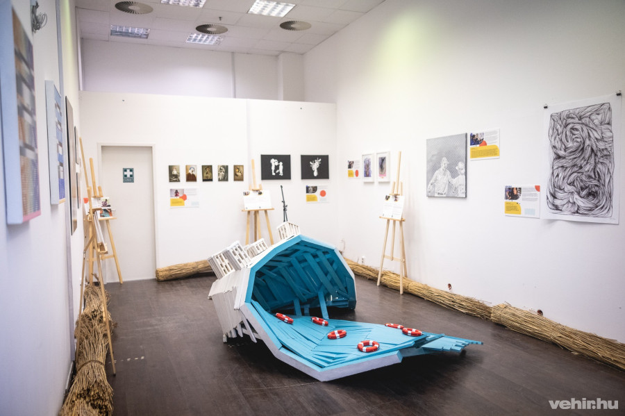 A kiállítás helyszínéül idén is a veszprémi Balaton Pláza egy jelenleg üresen álló üzlethelyiségét választották.