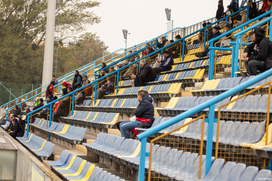 A sok nagy csatát megélt pápai stadionban vasárnap a füredi fiatalok vendégeskednek (archív fotó)