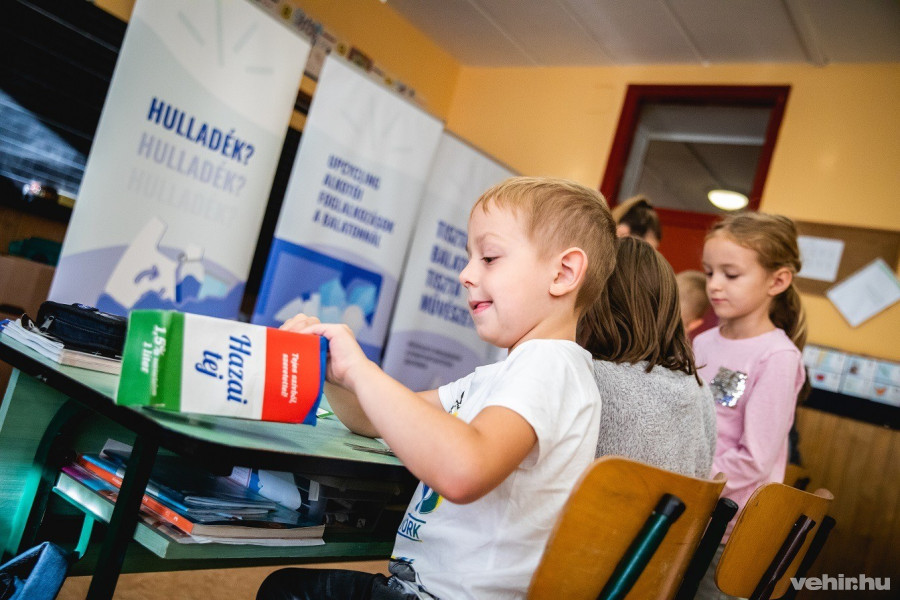 Tejes dobos újragondolása a Cholnoky Jenő Általános Iskolában.