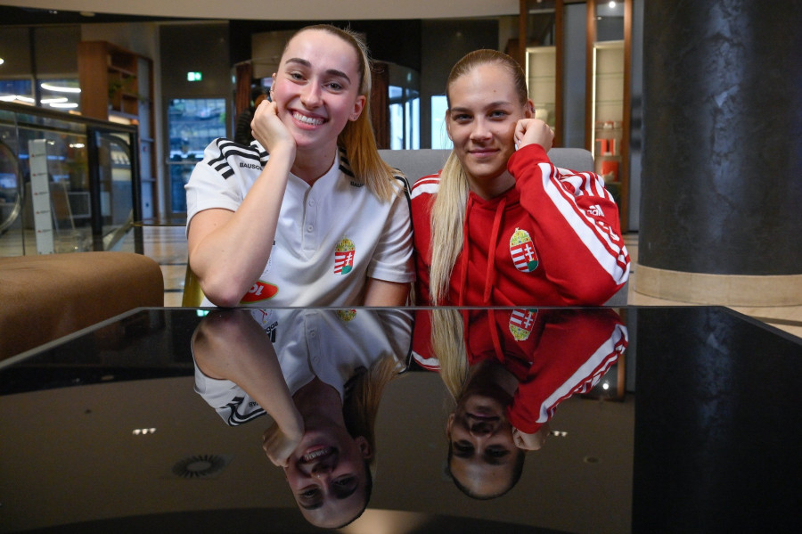 Márton Gréta (b) és Klujber Katrin a női kézilabda Európa-bajnokság A csoportjának szünnapján tartott sajtóbeszélgetésen a magyar válogatott ljubljanai szálláshelyén 2022. november 9-én. MTI/Czeglédi Zsolt