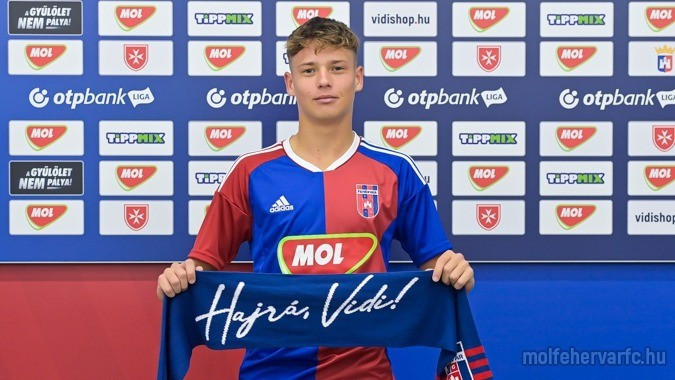 Pető Milánnal profi szerződést kötött a fehérvári alakulat - fotó: molfehervarfc.hu
