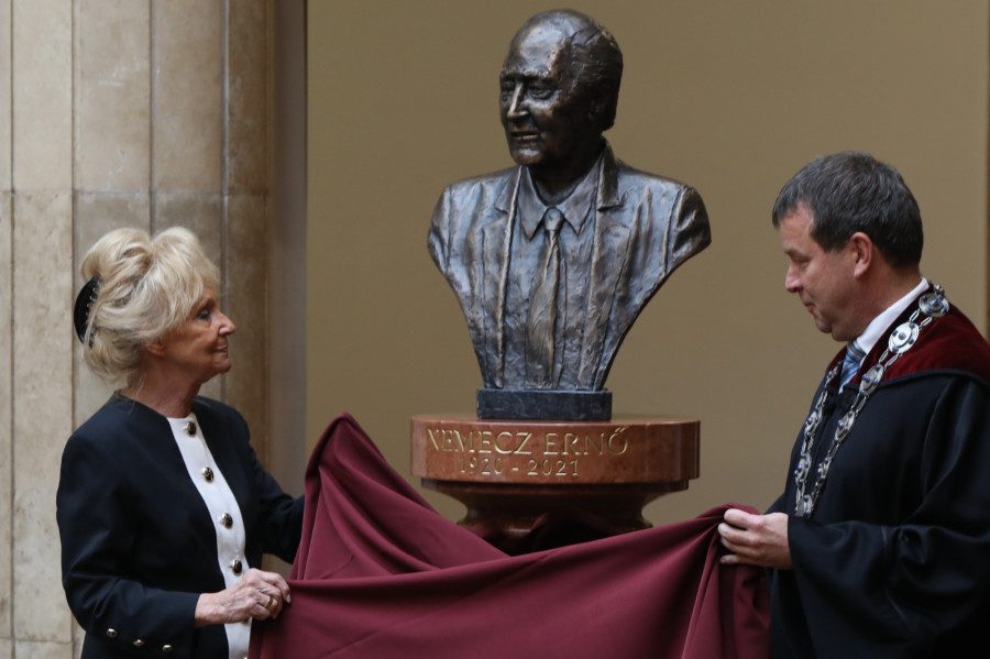 Nemeczné dr. Nikolits Ilona, Nemecz Ernő özvegye és dr. Gelencsér András, rektor a szobor felavatásánál