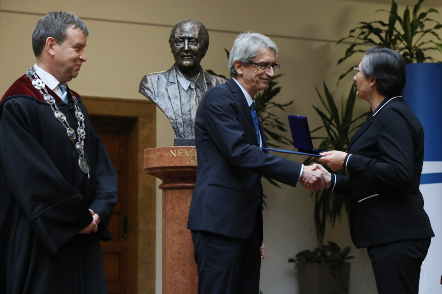 dr. Pósfai Mihály átveszi Brányi Máriától a díjat