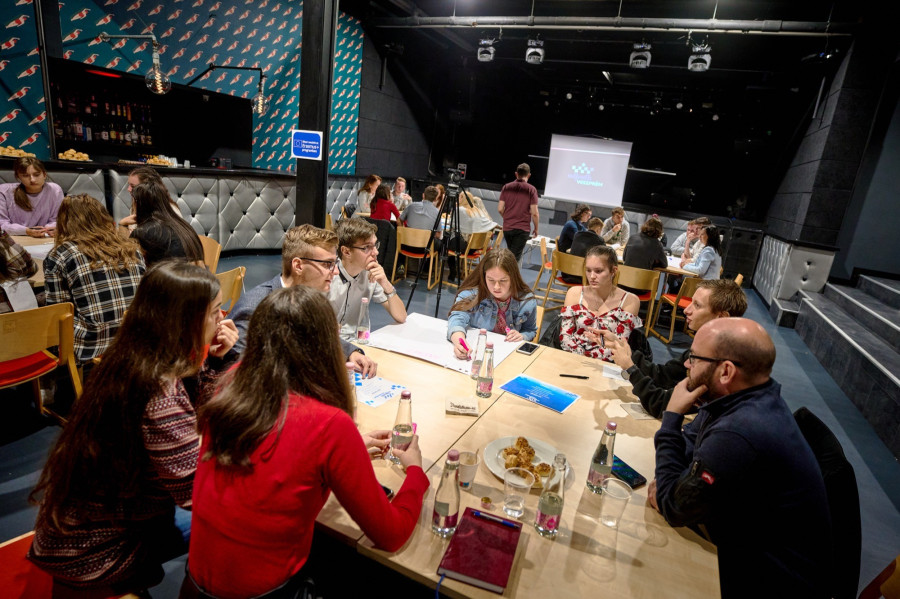 Fiatalok dolgoznak az ifjúsági stratégián a ReYouth projektben (Fotó: Domján Attila / vehir archív)