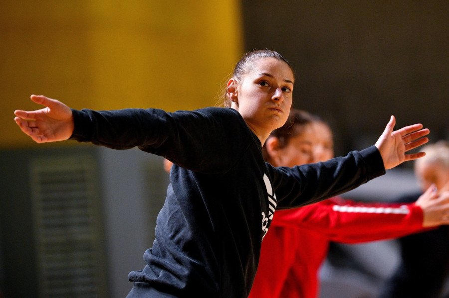 Szikora Melinda a magyar női kézilabda-válogatott edzésén a ljubljanai Stozice Arénában 2022. november 12-én. A magyar csapat november 14-én este Svédországgal játszik az Európa-bajnokság középdöntőjében. MTI/Czeglédi Zsolt