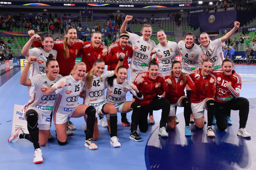 A győztes magyar csapat ünnepel a női kézilabda Európa-bajnokság Magyarország - Szlovénia mérkőzése után a ljubljanai Stozice Arénában 2022. november 16-án. A magyar válogatott 29-25-re győzött, így a 11. helyen végzett az Eb-n. MTI/Czeglédi Zsolt