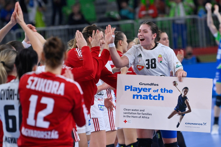 A mérkőzés legjobb játékosának választott Vámos Petra ünnepel csapattársaival a női kézilabda Európa-bajnokság Magyarország - Szlovénia mérkőzése után a ljubljanai Stozice Arénában 2022. november 16-án. A magyar válogatott 29-25-re győzött, így a 11. helyen végzett az Eb-n. MTI/Czeglédi Zsolt