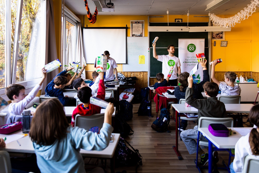 A trash art workshopok a kreatív újrahasznosítás módszerét használják a készségek fejlesztésére