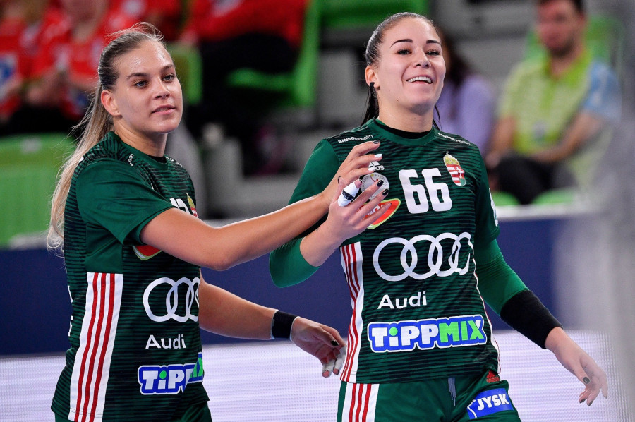 Klujber Katrin (b) és Győri-Lukács Viktória a női kézilabda Európa-bajnokság Magyarország - Svédország mérkőzésén a ljubljanai Stozice Arénában 2022. november 14-én. MTI/Czeglédi Zsolt