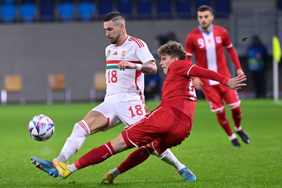 Nagy Zsolt (b) és a luxemburgi Florian Bohnert a Luxemburg - Magyarország barátságos labdarúgómérkőzésen a Luxembourg Stadionban 2022. november 17-én. MTI/Kovács Tamás