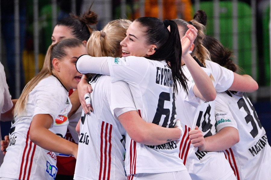 A győztes magyar csapat ünnepel a női kézilabda Európa-bajnokság Magyarország - Szlovénia mérkőzése után a ljubljanai Stozice Arénában 2022. november 16-án. A magyar válogatott 29-25-re győzött, így a 11. helyen végzett az Eb-n. MTI/Czeglédi Zsolt