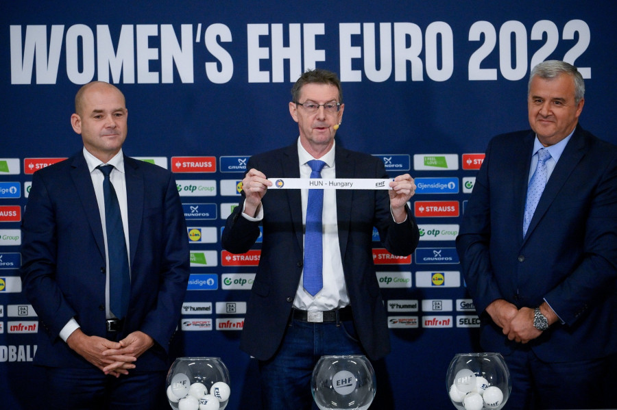 Magyarország szelvényét mutatják a jövő évi olimpiai kézilabda kvalifikációs világbajnokság selejtezőjének sorsolásán, a női kézilabda Európa-bajnokság helyszínén a ljubljanai Stozice Arénában 2022. november 19-én. A magyar női kézilabda-válogatott Izlanddal mérkőzik meg. MTI/Czeglédi Zsolt