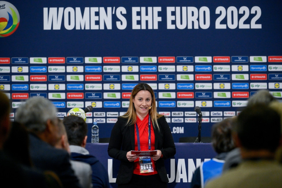 Szalay Edit, a magyar szervezőbizottság munkatársa a 2024-es magyar-osztrák-svájci közös rendezésű női kézilabda Európa-bajnokság bemutatkozó sajtótájékoztatóján az idei évi női kézilabda Európa-bajnokság helyszínén, a ljubljanai Stozice Arénában 2022. november 19-én. MTI/Czeglédi Zsolt 