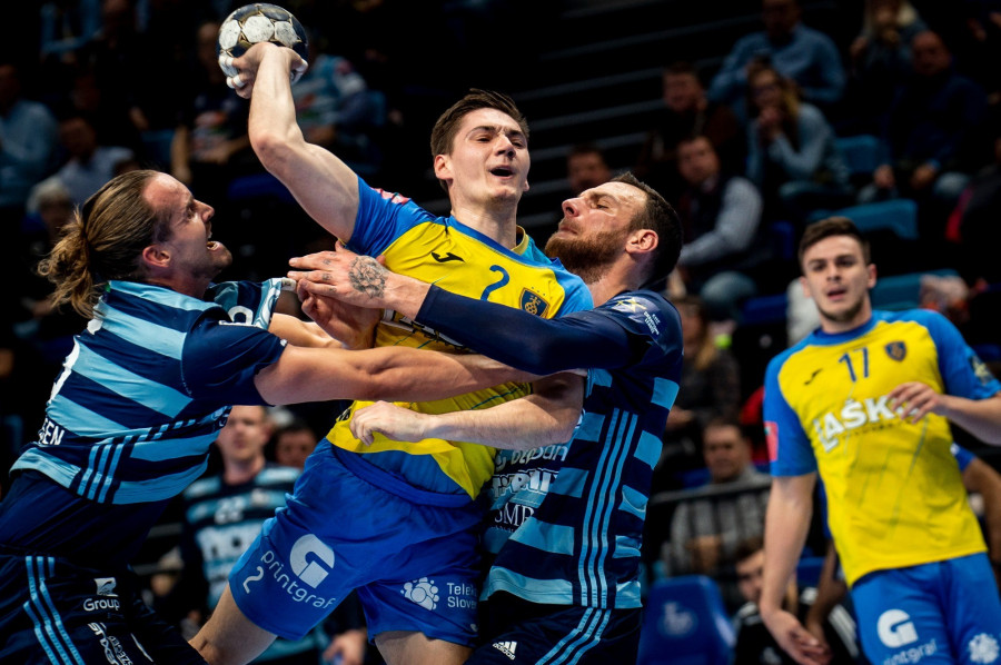 A szegedi Kent Robin Tönnesen (b), Brout Mackovsek (b3) és Tilen Strmijan (b2) , Ante Ivankovic (j) a szlovén csapat játékosa a férfi kézilabda Bajnokok Ligája B csoportjának 7. fordulójában játszott Pick Szeged-RK Celje PL mérkőzésen a szegedi Pick Arénában 2022. november 23-án. MTI/Ujvári Sándor