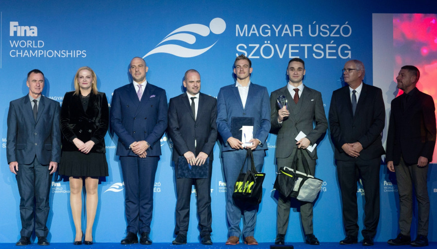 Rasovszky Kristóf, az év nyíltvízi úszója (b5) és Milák Kristóf, az év úszója (b6) a Magyar Úszó Szövetség évzáró gáláján a Hotel Hiltonban 2022. november 25-én. Milák Kristóf mellett Wladár Sándor, a Magyar Úszó Szövetség elnöke (b7), középen Schmidt Ádám, a Honvédelmi Minisztérium sportért felelős államtitkára (b3). MTI/Szigetváry Zsolt