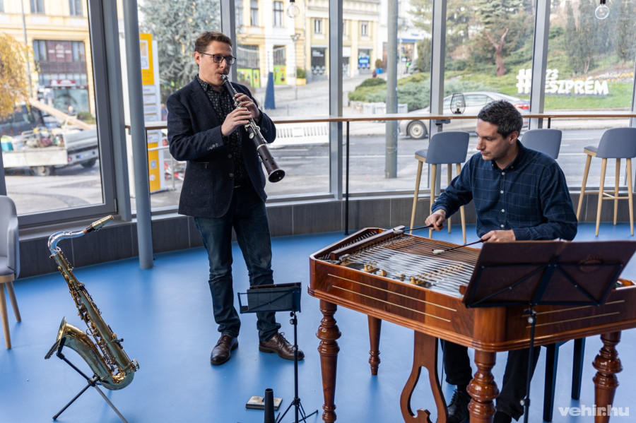 A díjazott egy rövid fellépésen ízelítőt is adott virtuozitásából