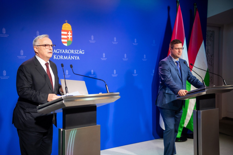 Gulyás Gergely Miniszterelnökséget vezető miniszter (j) és Hernádi Zsolt, a MOL elnök-vezérigazgatója sajtótájékoztatót tart a Miniszterelnöki Kabinetiroda sajtótermében 2022. december 6-án. A december 5-én hatályba lépett kőolajszankciók után két nappal a kormány -  a Mol javaslatára - a benzinárstopot megszünteti - jelentette be a Miniszterelnökséget vezető miniszter. MTI/Balogh Zoltán