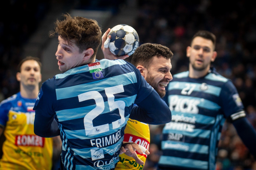 A szegedi Sebastian Frimmel (b) és Nedim Remili, a lengyel csapat játékosa a férfi kézilabda Bajnokok Ligája csoportkörében játszott OTP Bank-Pick Szeged - Lomza Industria Kielce mérkőzésen a szegedi Pick Arénában 2022. december 7-én. A Szeged 31-28-ra kikapott a lengyel csapattól. MTI/Ujvári Sándor