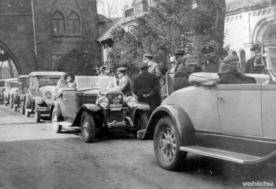 A nemzetközi és nemzeti csillagtúra résztvevői Budapesten a városligeti Vajdahunyad váránál 1931-ben  Fotó: Fortepan / Vojnich Pál