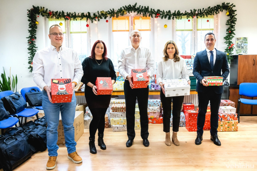 Sebők Balázs ügyvezető igazgató (Valeo eAutomotive Kft.), Bíróné Kántor Tünde szakmai vezető (Család és Gyermekjóléti Szolgálat), Philippe Aspro ügyvezető igazgató (Valeo Auto-Electric Magyarország Kft.), Lengyel Orsolya HR vezető, Ovádi Péter országgyűlési képviselő