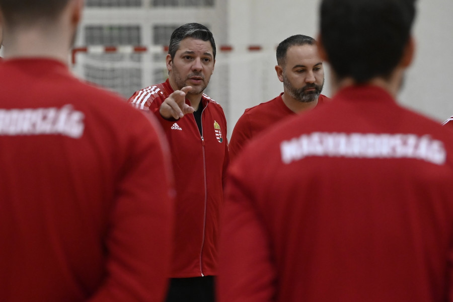 Chema Rodríguez, a magyar válogatott spanyol szövetségi kapitánya (szemben, b) a magyar férfi kézilabda-válogatott edzésén Telkiben 2023. január 3-án. A legjobb hét közé kerülést tűzte ki célként a férfi kézilabda-válogatott számára a január 11-én kezdődő olimpiai kvalifikációs világbajnokságra a magyar szövetség (MKSZ). MTI/Kovács Tamás 
