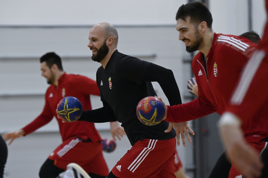 Sipos Adrián (k) a magyar férfi kézilabda-válogatott edzésén Telkiben 2023. január 3-án. A legjobb hét közé kerülést tűzte ki célként a férfi kézilabda-válogatott számára a január 11-én kezdődő olimpiai kvalifikációs világbajnokságra a magyar szövetség (MKSZ). MTI/Kovács Tamás 